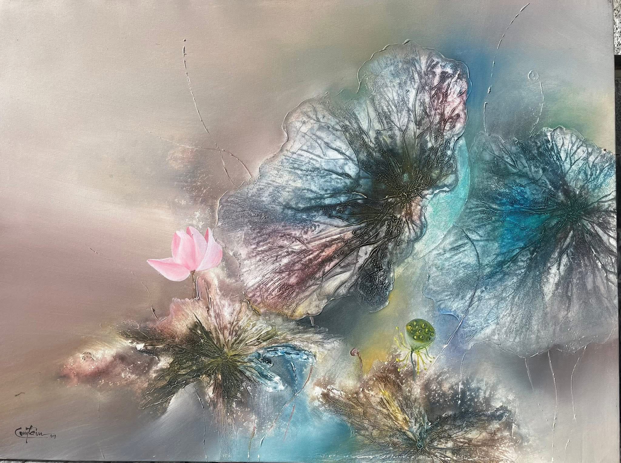 Tranh Sen trong sương sớm 60x80cm của nghệ sĩ Mỹ Tâm, trưng bày tại Nhung Art Space Huế – nghệ thuật đương đại trên chất liệu sơn dầu.